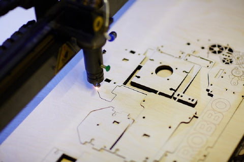 La nuova ondata nell'arte della scultura: confronto tra la tecnologia dell'incisione laser CNC e la tecnologia della scultura tradizionale.